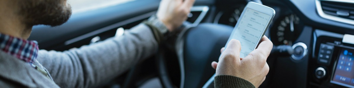 téléphoner en conduisant avec un kit mains libres pour plus de sécurité