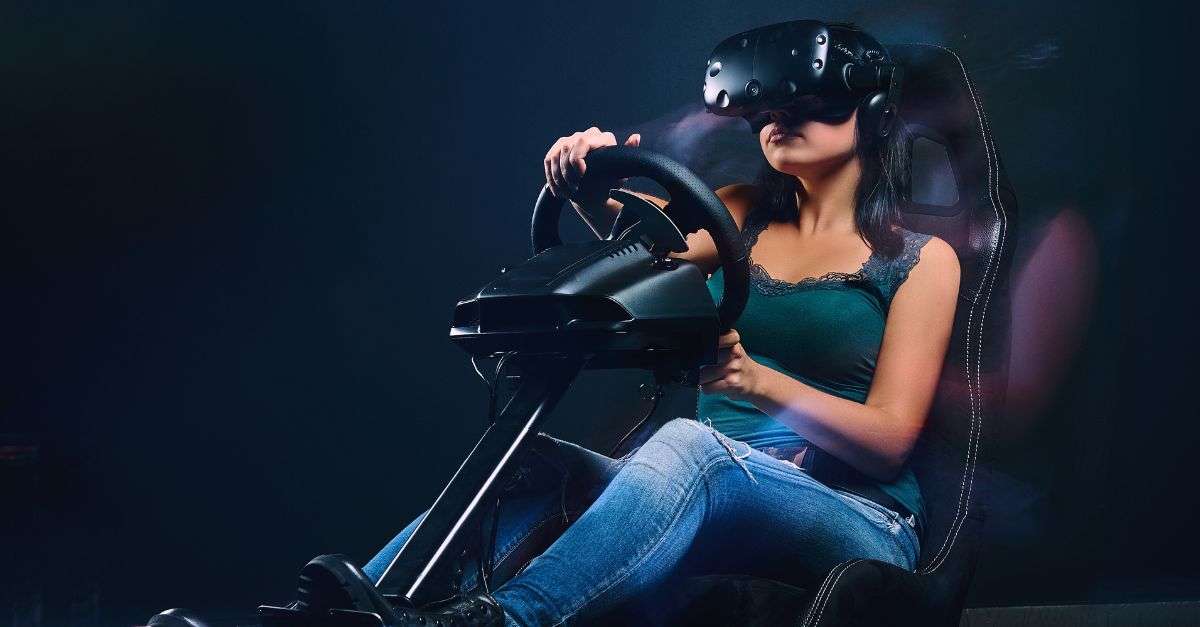 Femme au volant d'un dispositif de réalité virtuelle de conduite