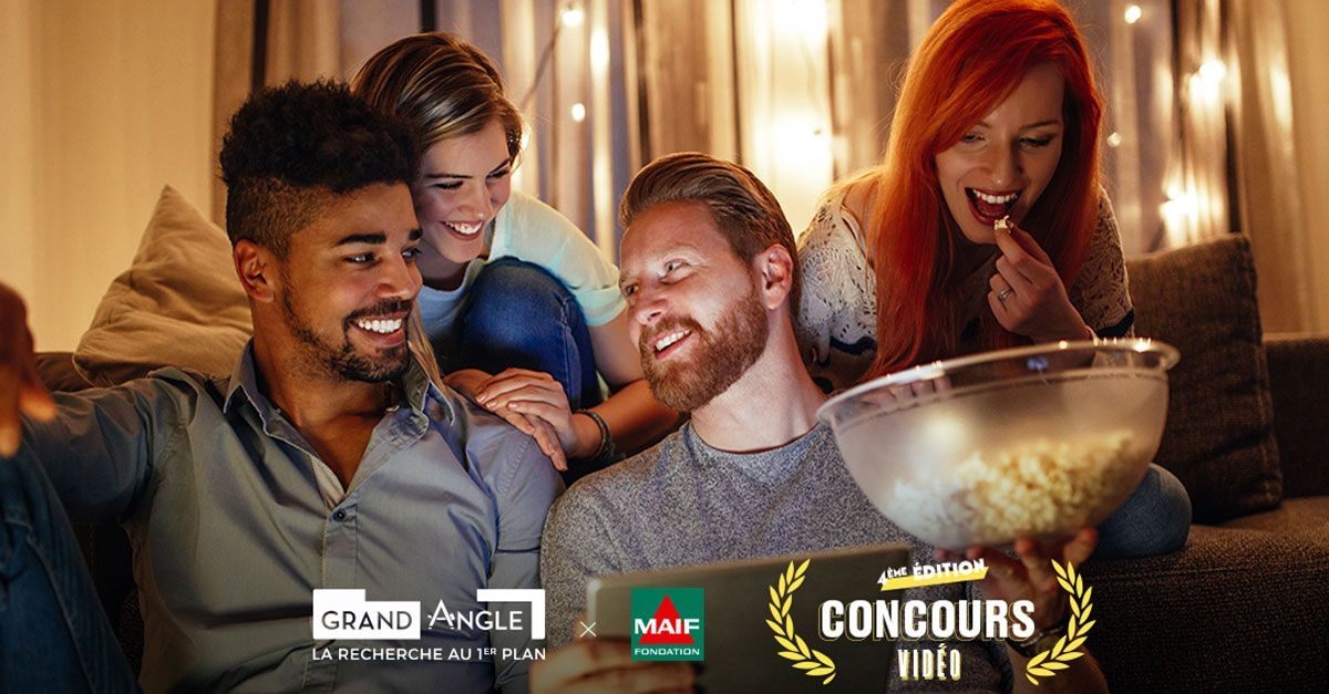 copains-qui-regarde-un-film-en-mangeant-du-popcorp-compressor.jpg