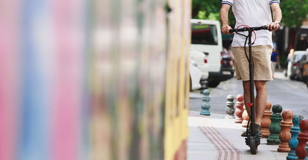 homme-en-trottinette-electrique-sur-le-trottoir.jpg