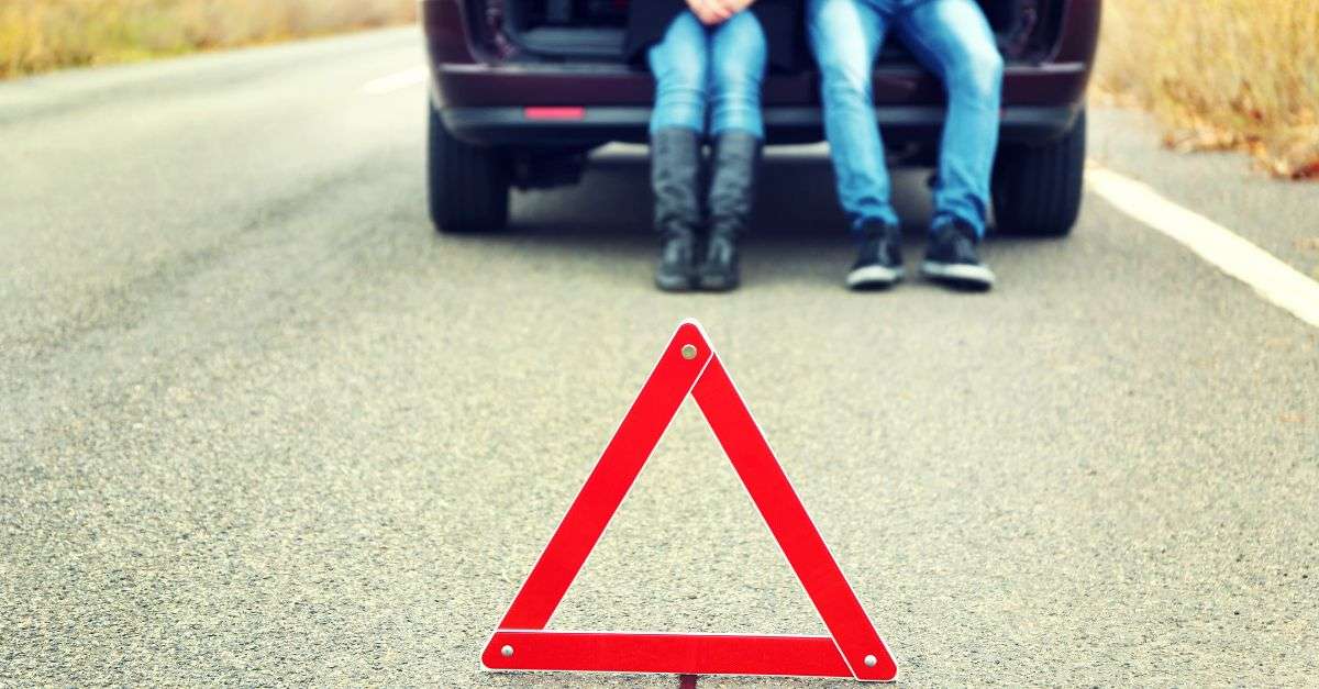 Triangle rouge posé au sol pour indiquer un accident de voiture