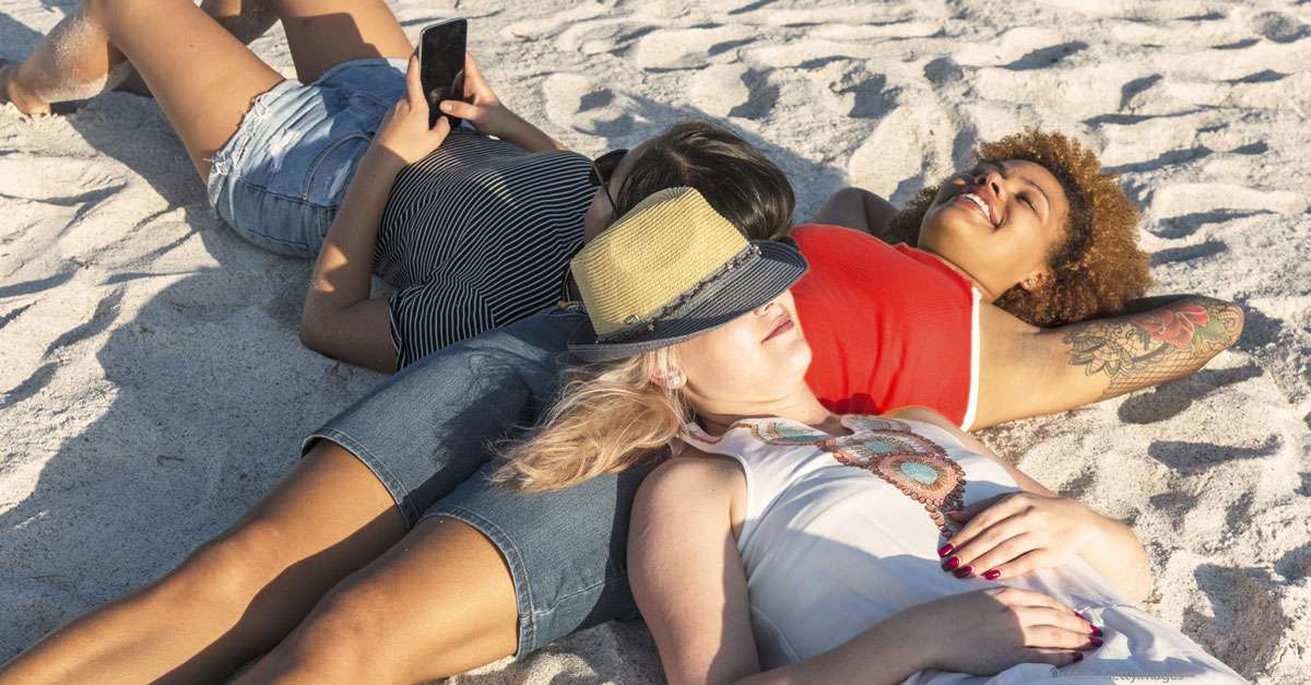 KOLOstock_GettyImages-filles_sur_la_plage_en_mode_pause.jpg