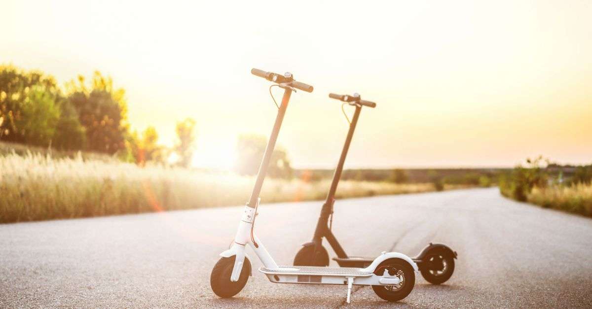 Deux trottinettes électriques garées sur une route de campagne