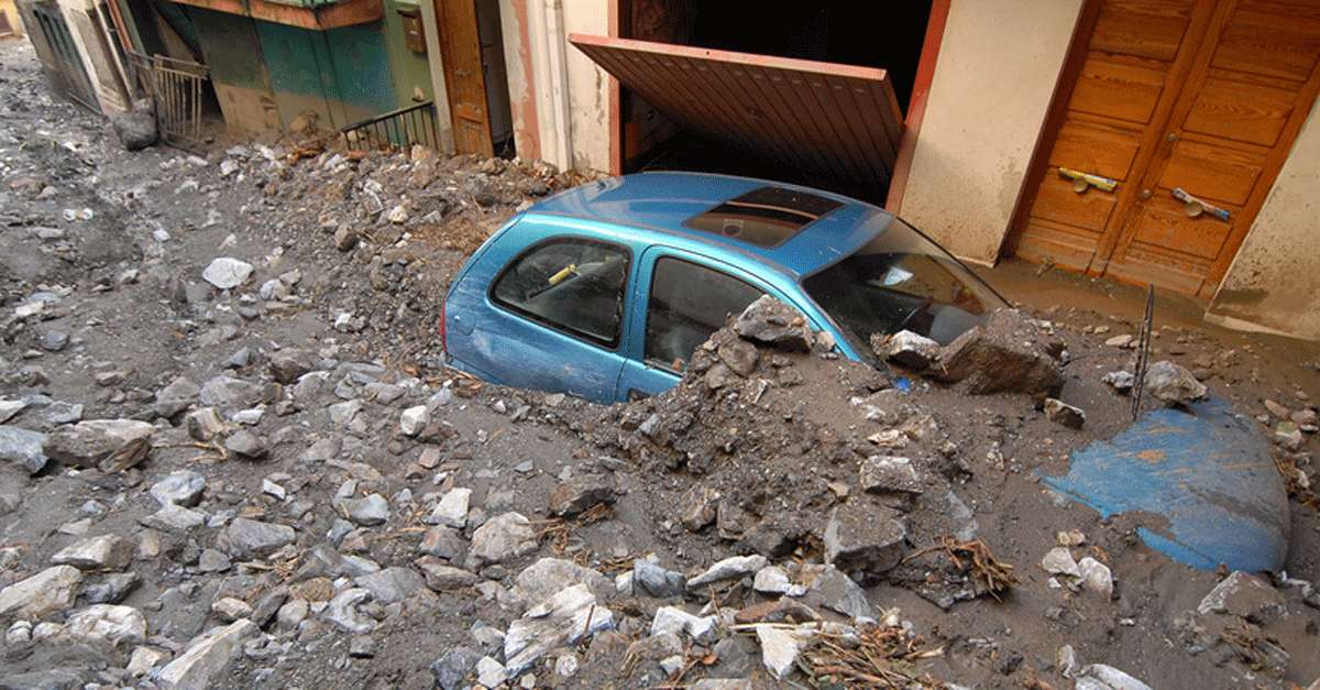 Voiture engloutie sous gravats suite séisme et tremblement de terre catastrophe naturelle