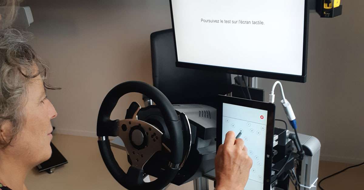 Femme assises qui teste ses capacités visuelles au volant