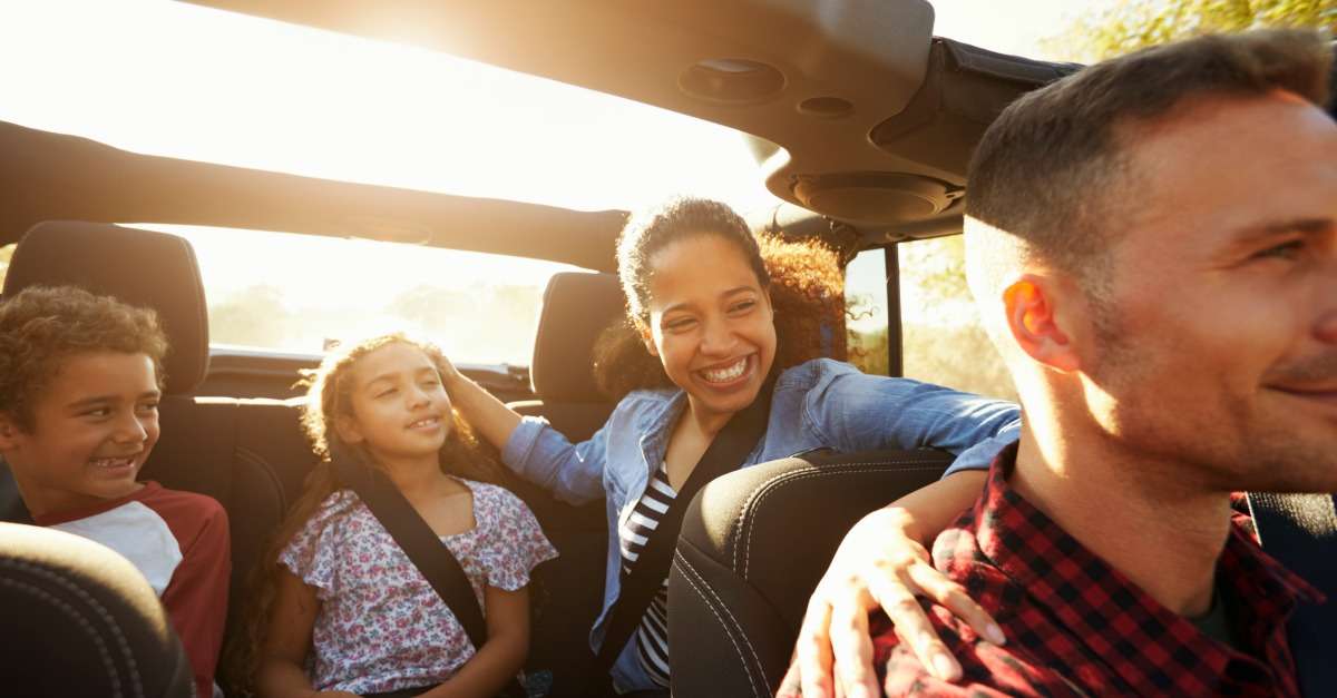 Famille en voiture avec leurs ceintures de sécurité attachées