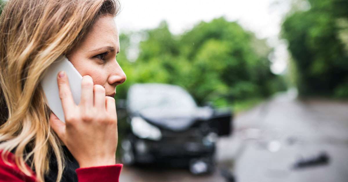 Femme qui téléphone suite à un accident de la route