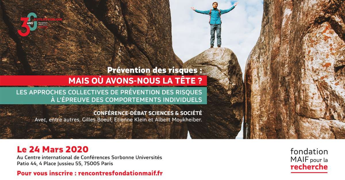 homme qui grimpe sur les rochers sans conscience du risque