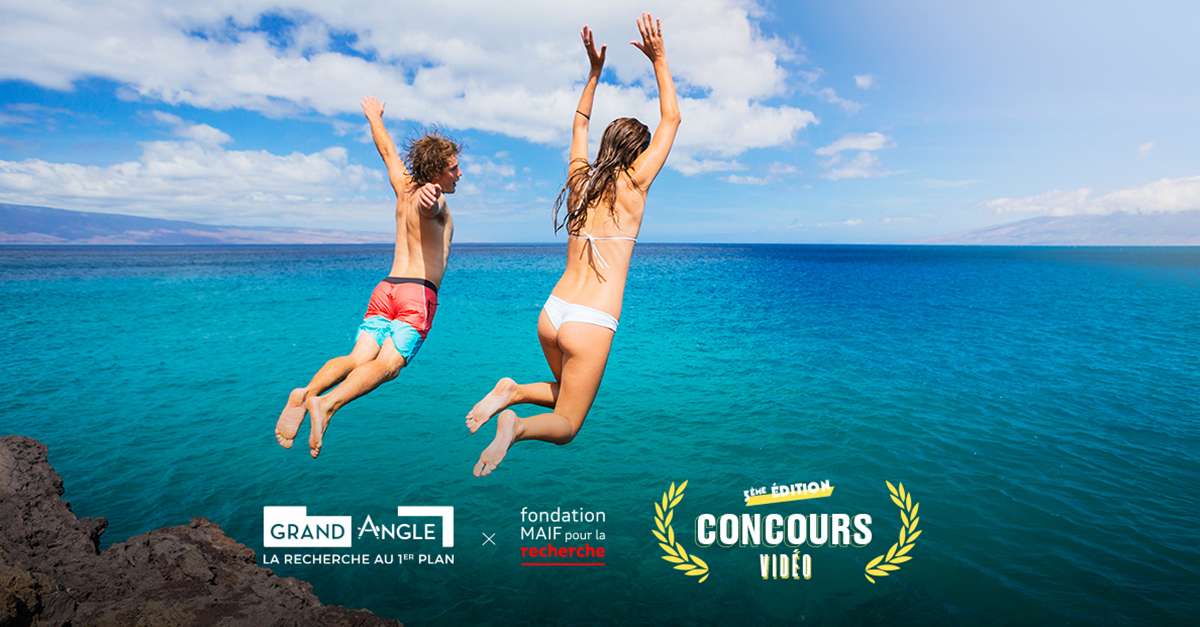 Deux jeunes personnes qui sautent d'une falaise dans l'océan
