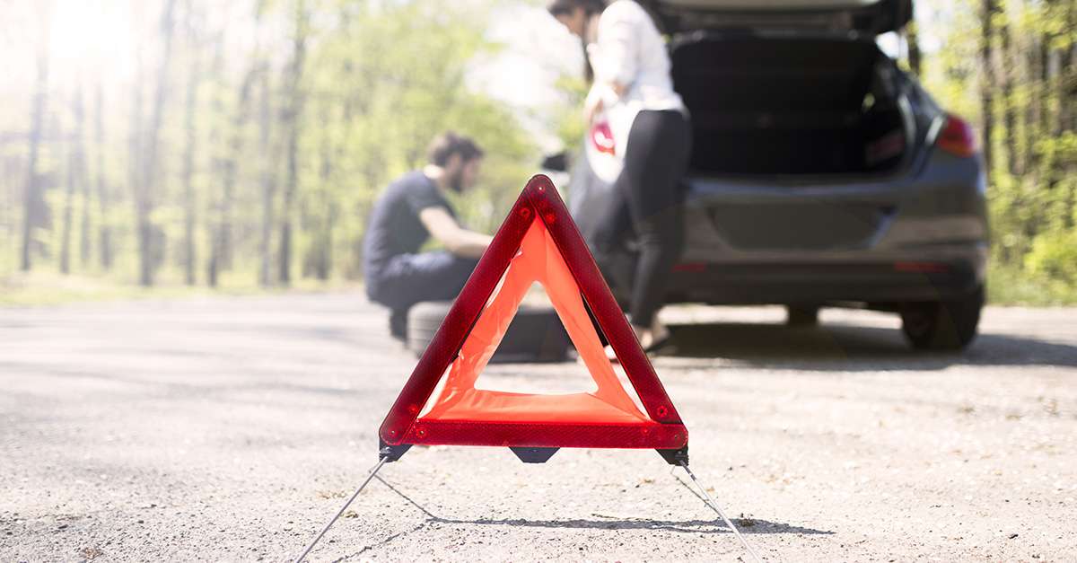 voiture en panne avec triangle de warning rouge