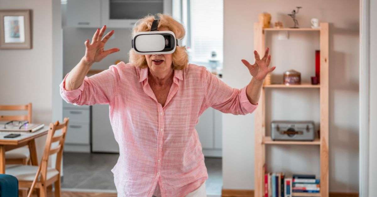 Une femme senior qui se déplace en portant un casque de réalité virtuelle