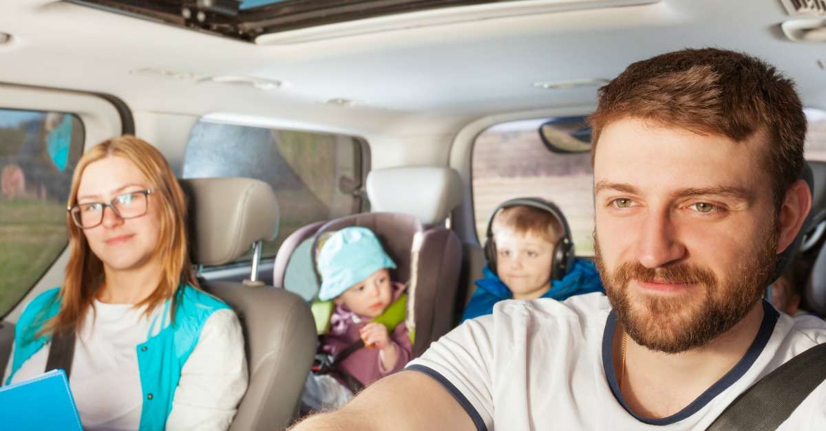 famille en voiture