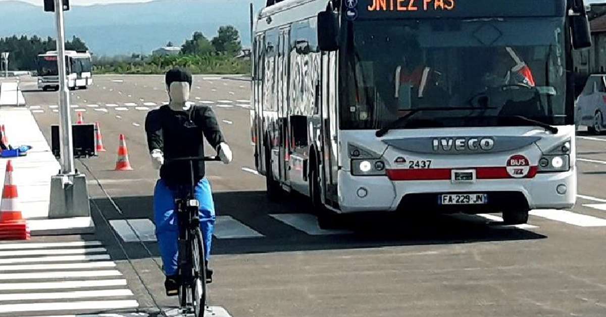 mannequin en test de détection par les bus
