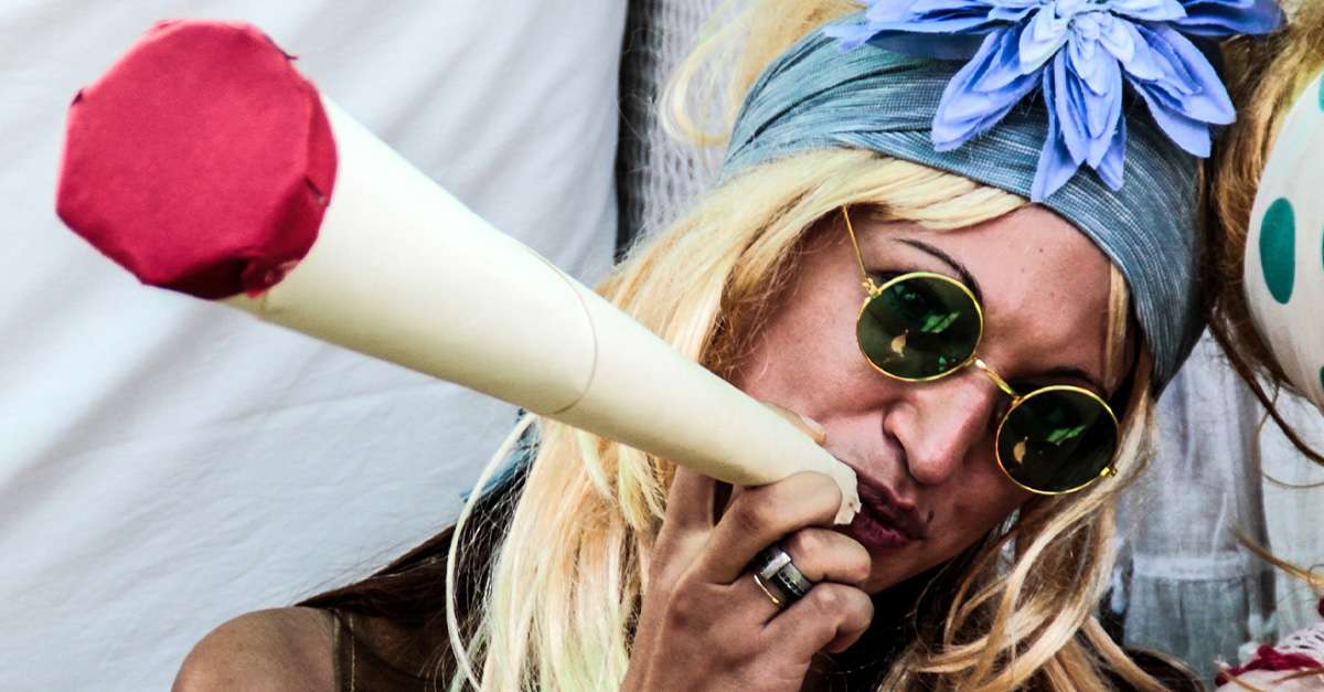 Femme déguisée qui fume un joint factice