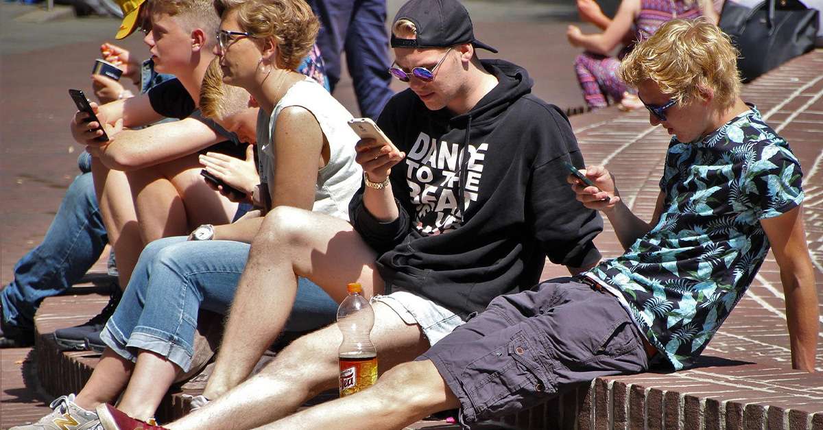 ADOLESCENTS ACCROCHES A LEURS SMARTPHONES