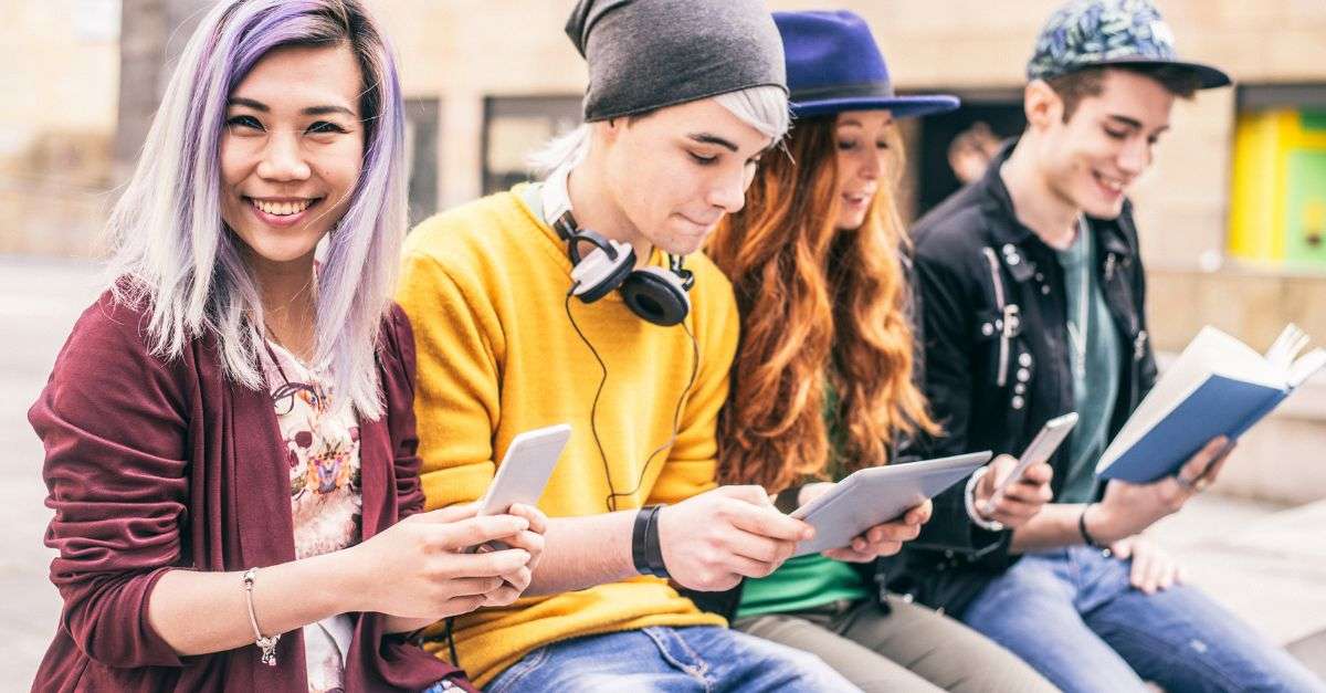 4 adolescents sur smartphones et tablettes