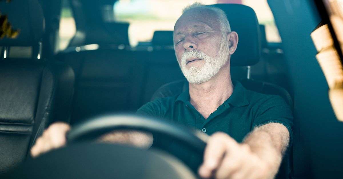 Homme senior qui s'endort au volant