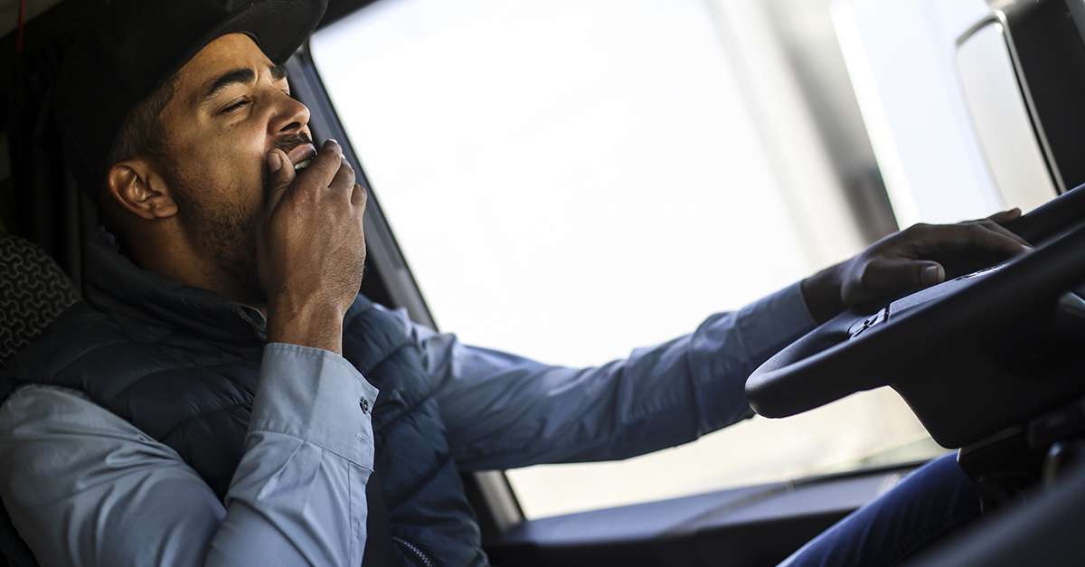 conducteur en train de bailler au volant