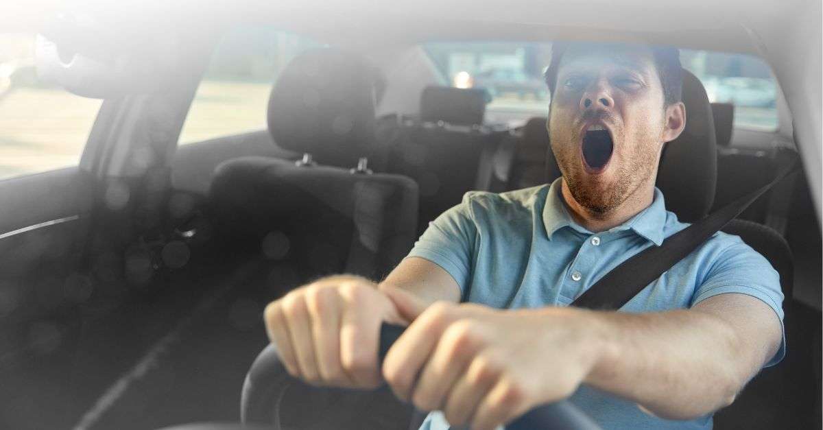 conducteur en train de bailler au volant