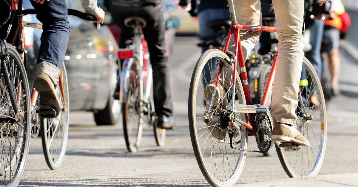 La circulation avec vélos et voitures