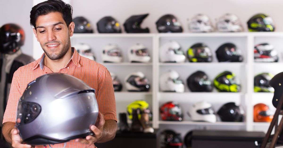 Homme qui achète un casque moto