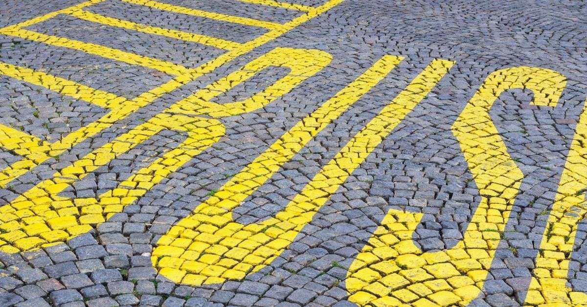couloir de bus avec signalisation angles morts