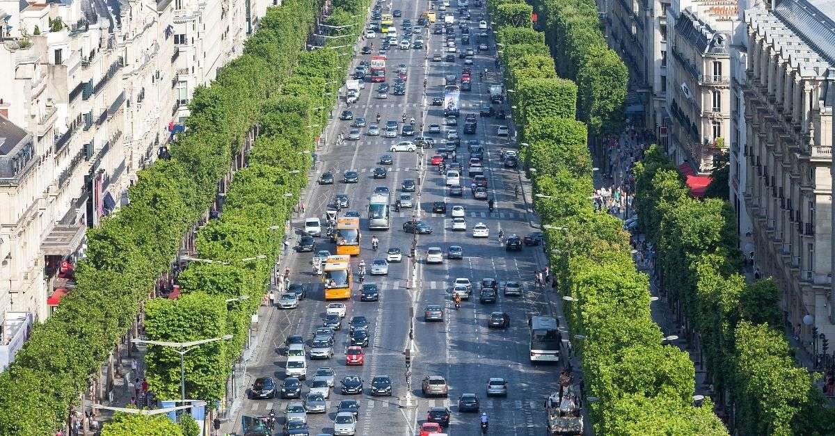 circulationenjourneParisChampsElyses.jpg