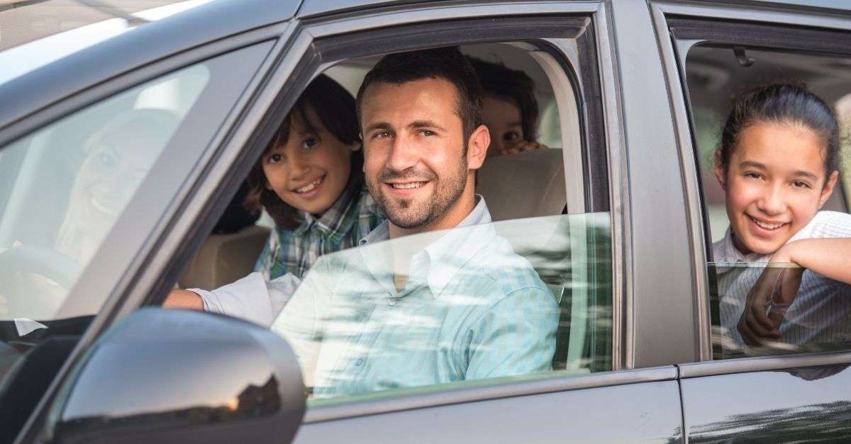 famille souriante en voiture