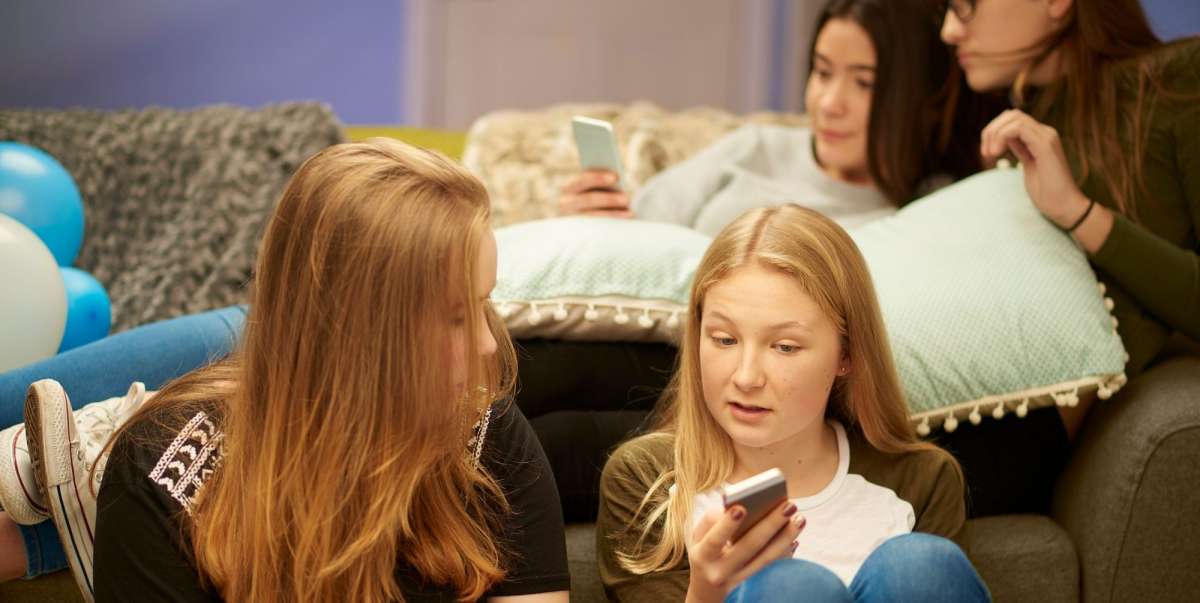 filles ados qui jouent sur smartphone