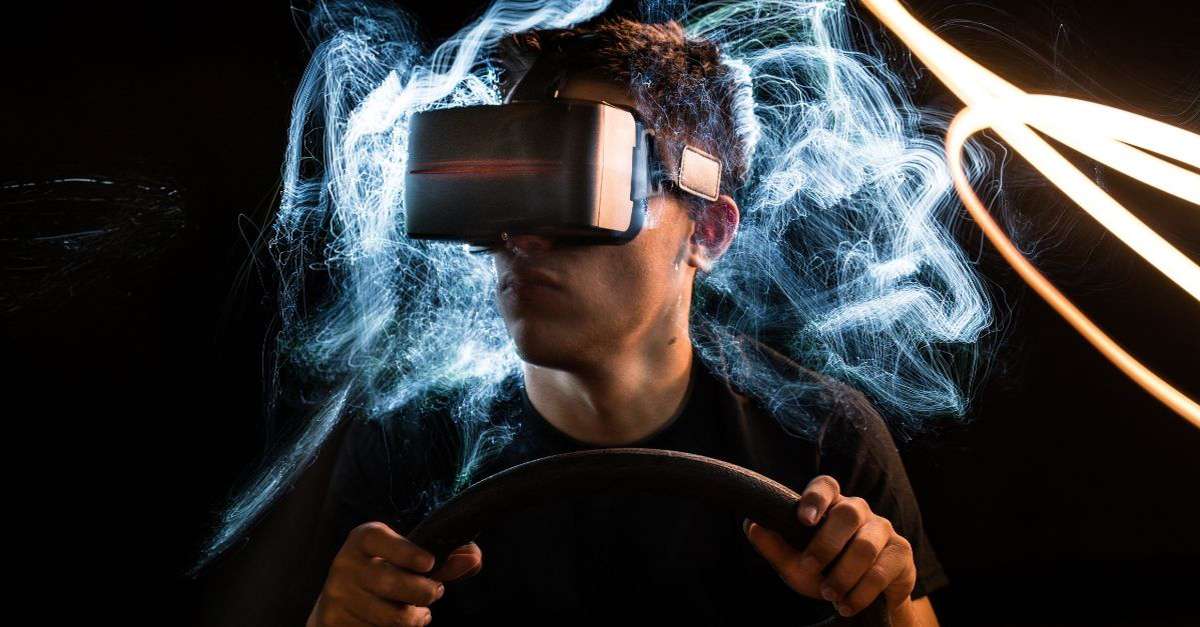homme qui porte des lunettes de réalité virtuelle au volant
