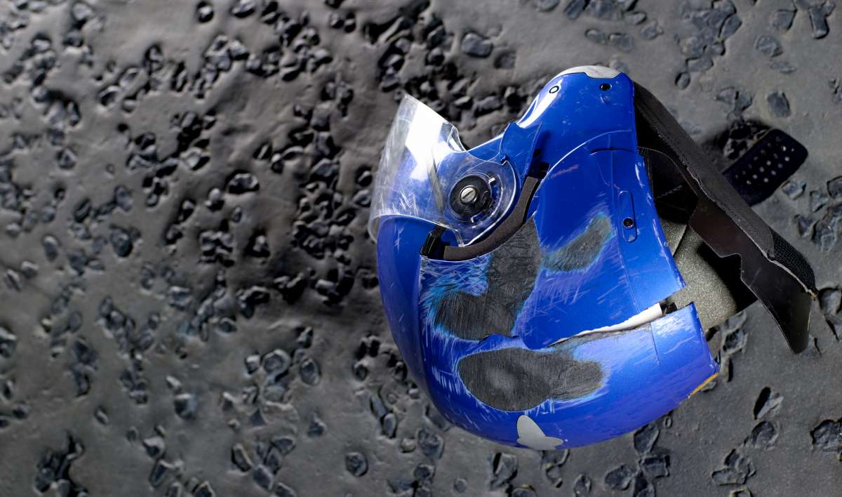 casque moto bleu endommagé après un accident