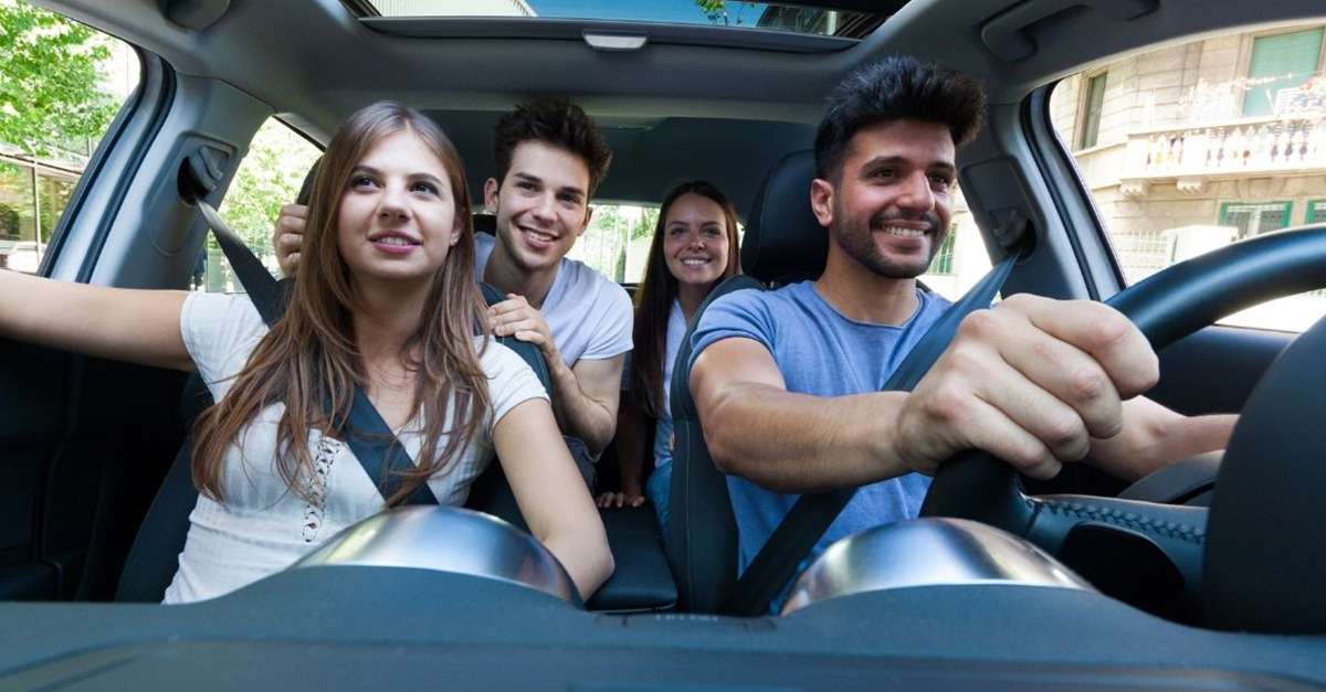 Jeunes dans une voiture souriant