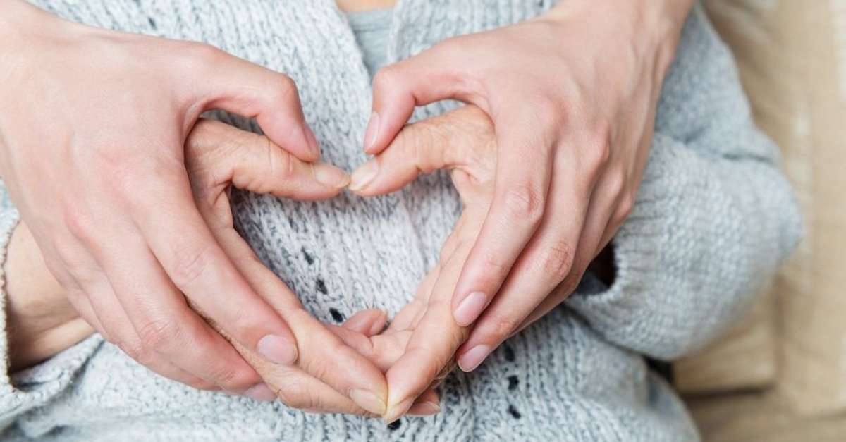 lesmainsjeunesetviellesquiformentuncoeur.jpg