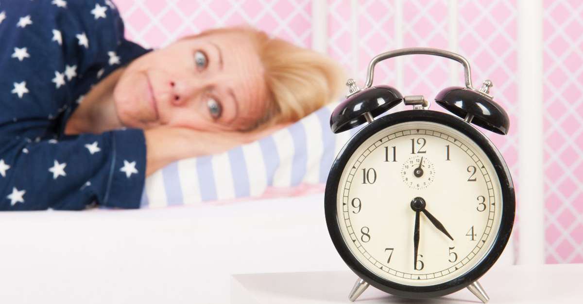 femme qui essaie de retrouver le sommeil avec difficulté