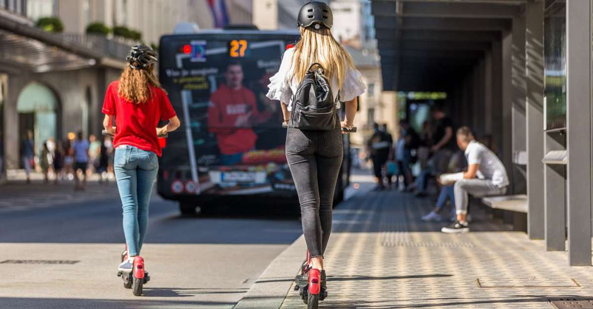 deux femmes à trottinette