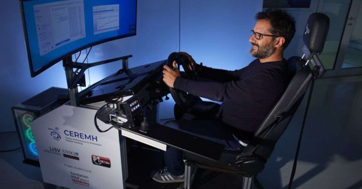 simulateur de conduite Becape utilisé par un homme souriant
