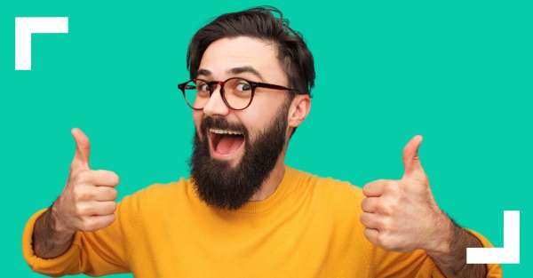 jeune jomme heureux avec les pouces en l'air