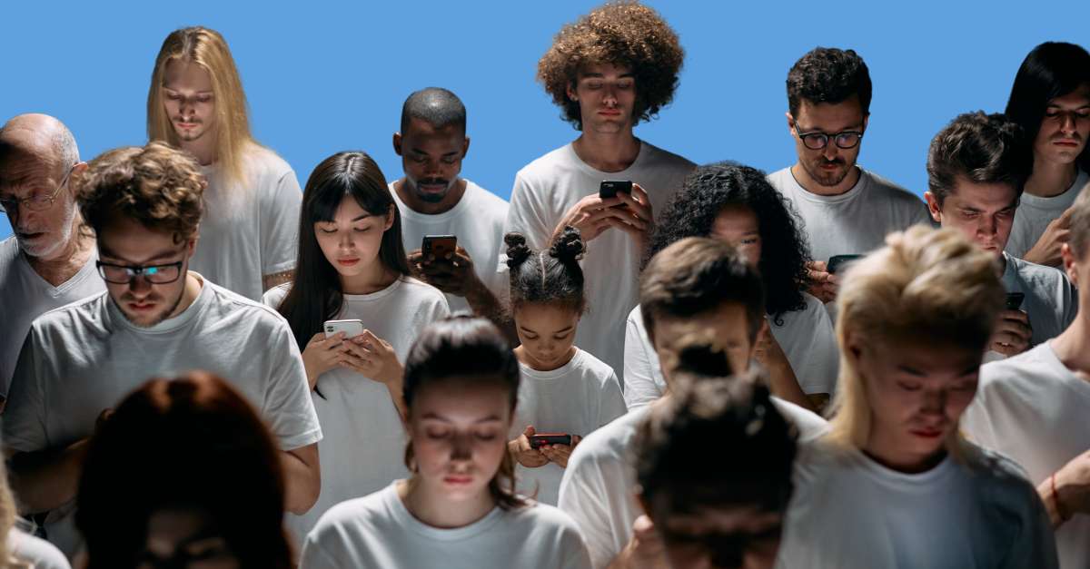 personnes sur les smartphone en même temps