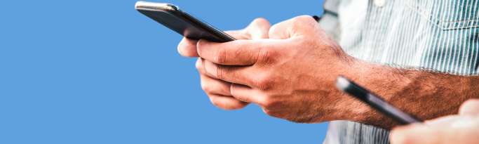 personnes sur les smartphone en même temps