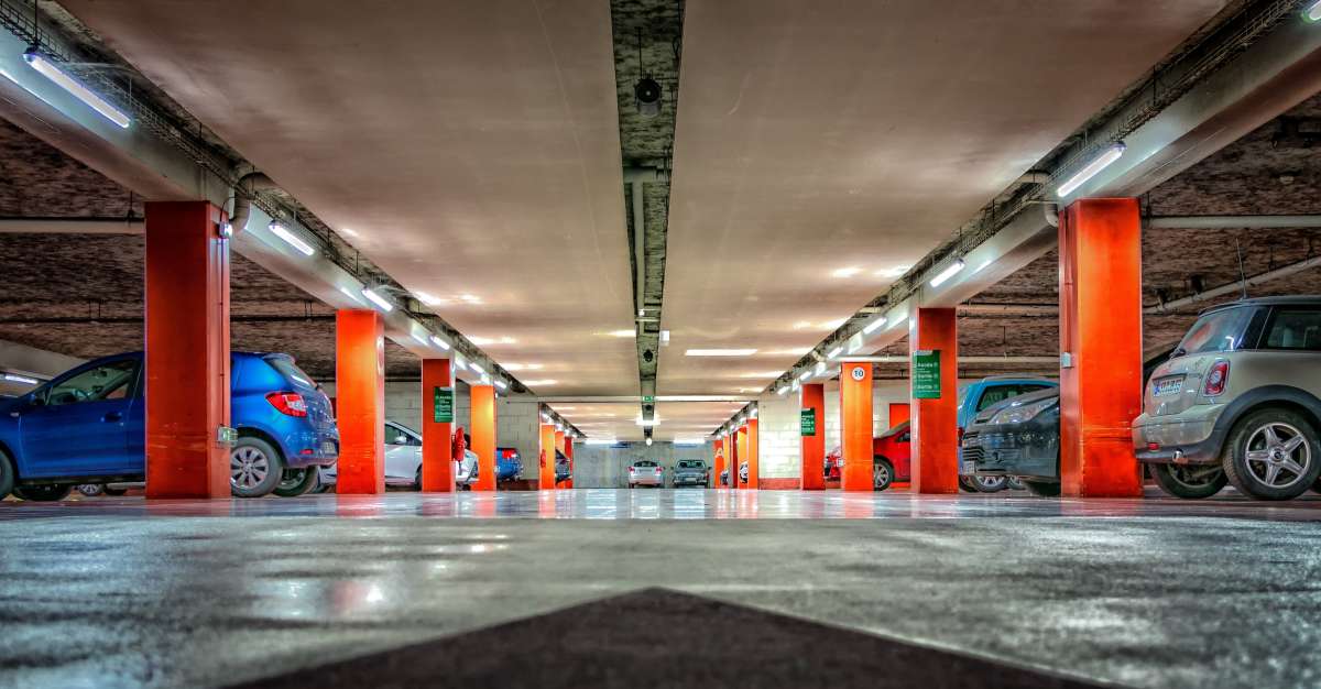 parking souterrain avec voitures en charge