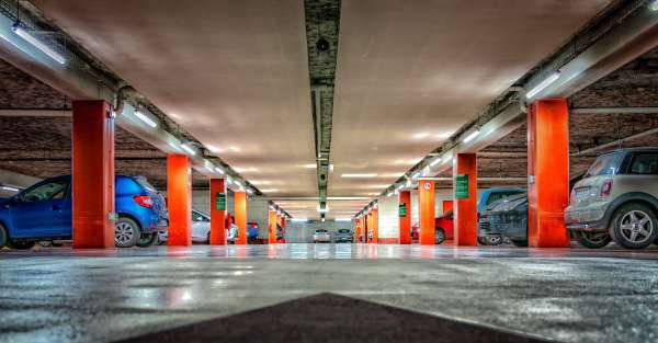 parking souterrain avec voitures en charge