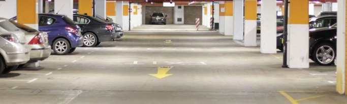 parking souterrain avec voitures en charge