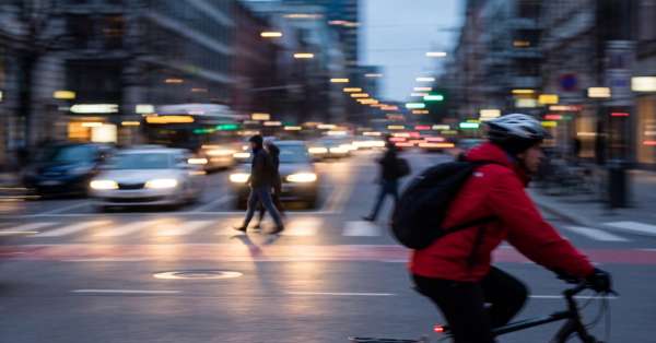 cycliste et circulation dense crépuscule