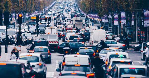 circulation dense sur Les Champs Elysées