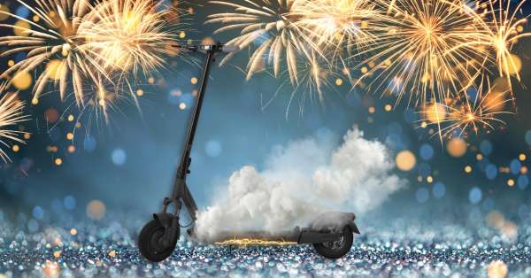 trottinette en train de prendre feu avec fumée blanche et étincelles