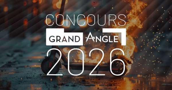 trottinette en train de prendre feu avec flammes et étincelles