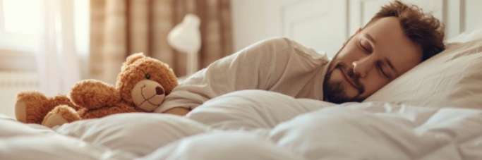 dormir comme un bébé, un petit petit bébé qui dort sur un nuage portant un bonnet tricoté en maille jaune