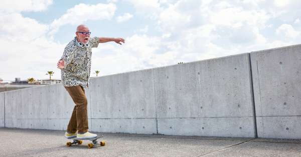 homme-senior-sur-skateboard.jpeg