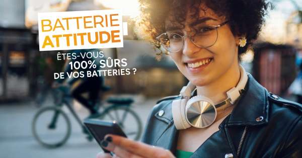 femme-souriante-samrtphone-ecouteurs-veloelectrique.jpeg