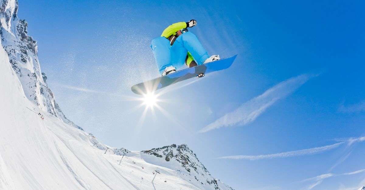 Snowboarder en plein saut en montagne